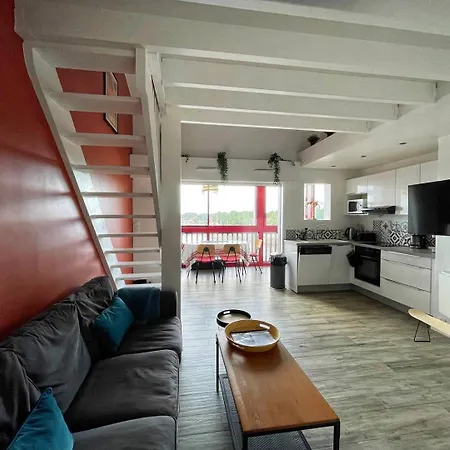 Port Sud - T3 En Duplex Avec Vue Panoramique Sur Le Port De דירה
